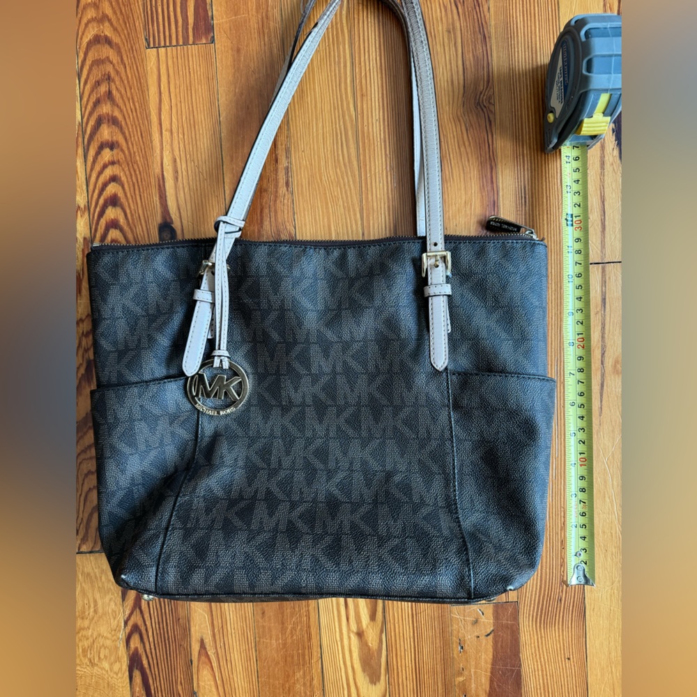 Michael Kors bag, in ok shape, cooor brown with MK logo all over - Picture 5 of 8